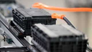 Die Bosch-Anlage kann acht Lithium-Ionen-Akkus innerhalb von 15 Minuten entladen. (Bild: Bosch)