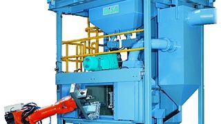 Im Verbund mit einem Industrieroboter bearbeitet die Strahlanlage MAC bis zu 200 Gussteile in der Stunde. (Archiv: Vogel Business Media)