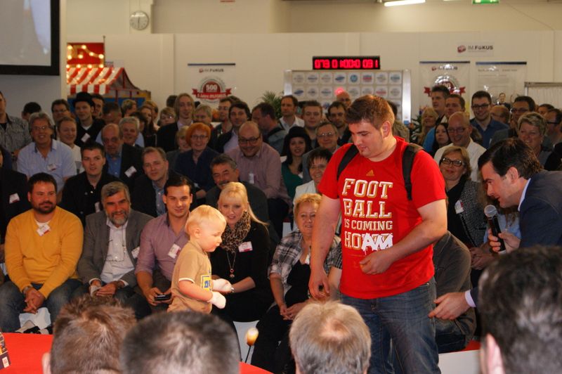 20 Monate alt und ein Bekennender FC-Bayern-Fan – dieser kleine Knirps sorgte für angenehme Unterhaltung, bis die Ziehung der Preise endlich beginnen konnte. (IT-BUSINESS)