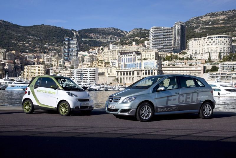 Mit 400 Kilometern Reichweite ist die B-Klasse F-Cell (rechts) deutlich alltagstauglicher als der Elektro-Smart, doch noch fehlt es an Wasserstofftankstellen. (Archiv: Vogel Business Media)