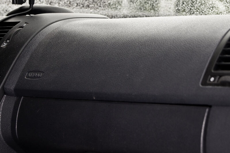 Dellen treten in der Instrumententafel an den Sollbruchstellen für Airbags auf. Sie verzerren die hohe Qualitätsanmutung des Fahrzeugs. (Archiv: Vogel Business Media)