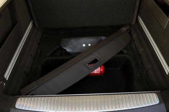 Die Gepäckraumabdeckung kann einfach und wackelfrei verstaut werden, ohne dass sie danach im Weg ist. (Archiv: Vogel Business Media)