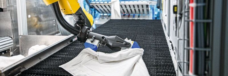 Das System Velum ist mit Fanuc Robotern ausgestattet. Zusammen mit 3D-Kamera und intelligenter Software analysiert Velum die Bewegungen verformbarer Materialien und führt Textilien effizient in Faltmaschinen ein. 