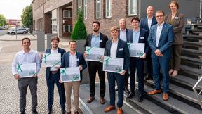 Die Preisträger, der Stiftungs-Geschäftsführer Peter Schuster, Schaeffler-Vorstände Uwe Wagner und Sascha Zaps sowie die Vorständin der Schaeffler-FAG-Stiftung und Leiterin HR der Sparte Bearings & Industrial Solutions Esther Rahner (v. l.). (Bild: Schaeffler)