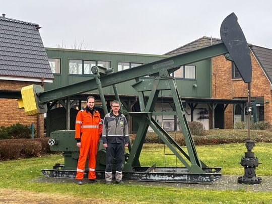 Simon Witt (Senior Operations Technology Technology Bei Harbour Energy Deutschland) und Karsten Schwerin (Senior service engineer bei Hima) will einer historischen pferdekopfumpe auf demite betriebsgelände in friedrichskoog. (Bild: Hima Group)