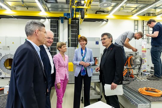 (v.l.) Dr. Axel Heinrich, NFF-Beiratsvorsitz & VW Head of Innovation and Systems Architecture, zusammen mit Prof. Dr. Arno Kwade, Vizepräsident für Transfer und Innovation, Prof. Dr. Angela Ittel, Präsidentin der TU Braunschweig, Hauke Stars, Konzernvorständin für IT, Volkswagen Group und Prof. Dr. Thomas Vietor, Leiter des Instituts für Konstruktionstechnik, im Gespräch.(Bild:  Philipp Ziebart/TU Braunschweig)