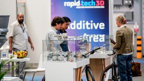 Vom 5. bis zum 7. Mai findet in Erfurt die Rapid.Tech 3D 2026 statt, bei der man die ganze Welt der additiven Fertigung in Kunststoff und Metall erleben kann. Schon der erste Messetag hat laut Veranstalter nichts zu wünschen übriggelassen ... (Bild: Messe Erfurt)
