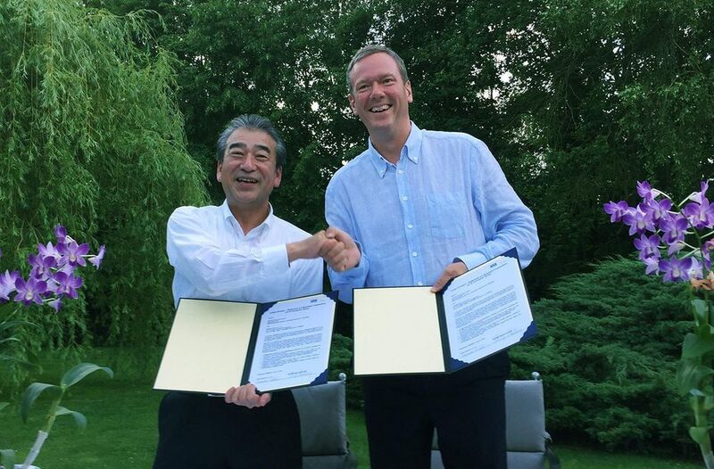 Hirose-Präsident Kazunori Ishii (links) und Vorstandsvorsitzender Philip Harting freuen sich auf die künftige Zusammenarbeit. (Harting)