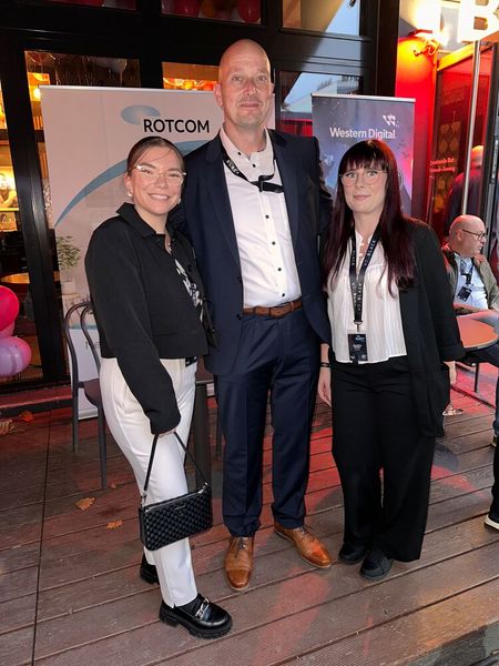 Das ROTCOM Team (v. l.)  Egzona Dervishi, Mike Herrmann und Jennifer Müller warten auf den Chef Rene. (Bild: Vogel IT-Medien GmbH)