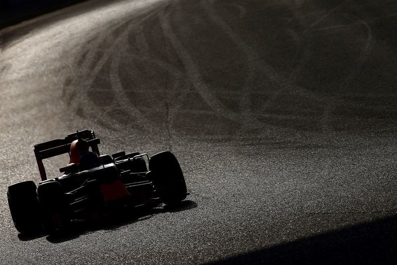 Da angesichts der knappen Renntermine nur eine begrenzte Anzahl von physikalischen Tests möglich sind, ist es von entscheidender Bedeutung, das aerodynamische Verhalten eines Fahrzeugs simulieren zu können. (Bild: Getty Images / Red Bull Content Pool)