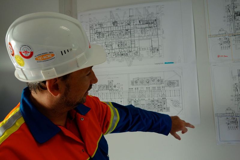 Reiko Hass, Turn- around-Manager im Dow-Werk in Böhlen, hat hier die Pläne der Chemieanlagen nahe Leipzig vor sich. (TÜV Süd)