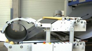 Eine eigens konstruierte Doppelschneidemaschine trennt in einem Arbeitsgang Aluminium und glasfaserverstärkten Kunststoff (GFK), die zur Beplankung von Wohnwagen-Bauteilen verwendet werden. (Bild: Schwab)