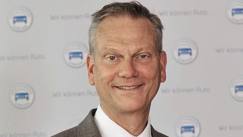 ZDK-Präsident Arne Joswig fragte die ZDK-Vorstandsmitglieder, wofür sie stehen und wofür sie sich in den nächsten drei Jahren einsetzen. (Bild:  ProMotor)