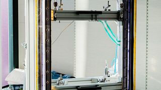 Das Fraunhofer LBF entwickelte und validierte im Projekt TAVieDa experimentell Messtechnik für sensorintegrierte Flugzeugtürdichtungen; die neue Dichtungsgeometrie wurde vom Projektpartner Trelleborg u.a. mit Hilfe von Finite-Elemente-Simulationen entwickelt. Dabei wird das Bauteil virtuell betrachtet – in einer endlichen Anzahl kleiner, einfacher geometrischer Elemente (finite Elemente). (Bild: Fraunhofer IWU)