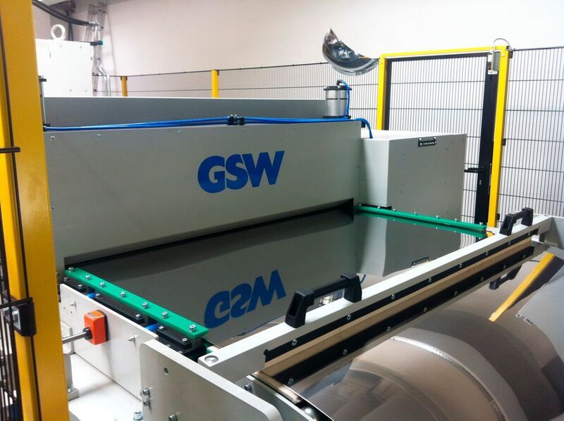 Einlaufbereich Vorschubrichtmaschine mit Präzisionsbandführung und Filzabstreifer zur Aufnahme von Staubpartikeln. (GSW Schwabe)