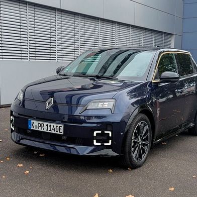 In Werbung und Medien sieht man den R5 meistens in gelb oder grün, aber auch im weniger auffälligen dunkelblau macht er was her.  (Bild: Simon – VCG)