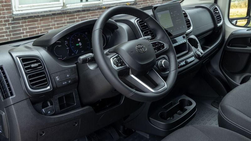 Das Cockpit im Proace Max ist modern und fast Pkw-artig eingerichtet. (Bild: Arnau Puig)