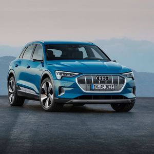 Der Audi E-Tron ist der erste rein elektrische SUV. Laut Hersteller soll er über eine Reichweite von 400 km verfügen. 