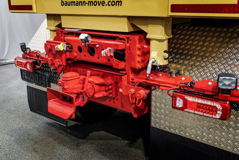 Blick auf die besondere Schwerlast-Anhängevorrichtung des für Viktor Baumann umgerüsteten Arocs SLT 4463 AS 8x6. Damit kann der Lkw mit seinen 625 PS deutlich über 1.000 Tonnen im Transportverbund in Bewegung setzen, wie Mercedes-Benz Trucks betont. (Bild: Daimler Truck)