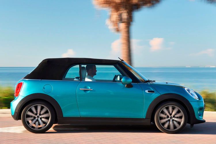 Das vollelektrische Textilverdeck öffnet und schließt sich innerhalb von 18 Sekunden, auch während der Fahrt bis Tempo 30. (Foto: Mini)