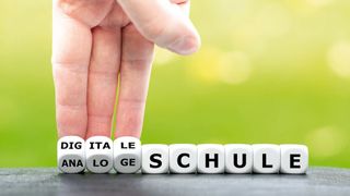 Zur Digitalisierung der Schullandschaft gehört auch die Cloud (© Fokussiert - stock.adobe.com)