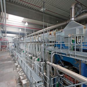 Bild 1: Eine effektive Steuerung regelt die gegenwärtig größte und modernste Spanplattenproduktion in Europa.