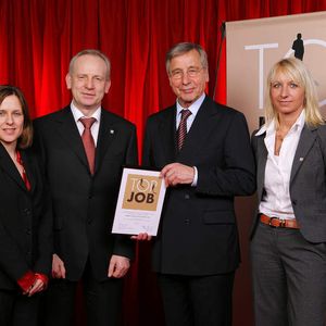 Kerstin Bohms, Human Ressource and Company Communications von Endress+Hauser Conducta, Manfred Jagiella, Geschäftsführer von Endress+Hauser Conducta, und Bundeswirtschaftsminister a. D. Wolfgang Clement, Mentor des Projekts Top Job sowie Helena Wolf, Personalreferentin bei Endress+Hauser 