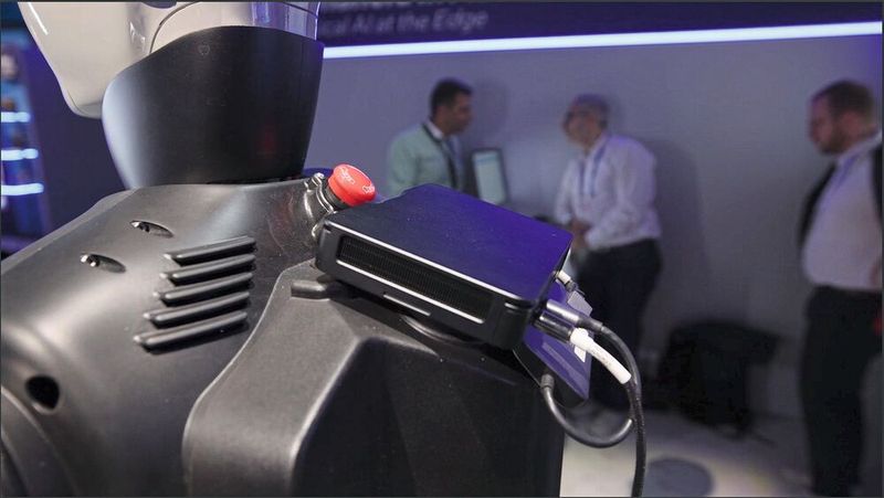 RoBee: Oversonics humanoider Assistenzroboter nutzt Intels Core-Ultra-300-SoC („Panther Lake“) für KI-Inferenz direkt im Gerät, etwa für Sprache, Wahrnehmung und einfache Entscheidungslogik. (Bild: Intel)