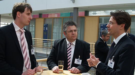 Stefan Rams und Uwe Gehrmann (beide Autohaus Wicke) diskutieren mit Lars Schirmer (Tölke & Fischer), wer wohl den Award gewinnt. (Archiv: Vogel Business Media)