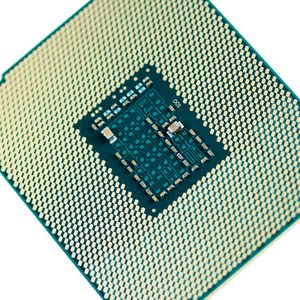 Intel bringt auf dem Xeon E5-2600 v3 bis zu 18 Cores unter. Trotz Sockel 2011 ist der Prozessor nicht kompatibel zum Vorgänger, da nun DDR4 als Speicher genutzt wird. (Bild: Intel)