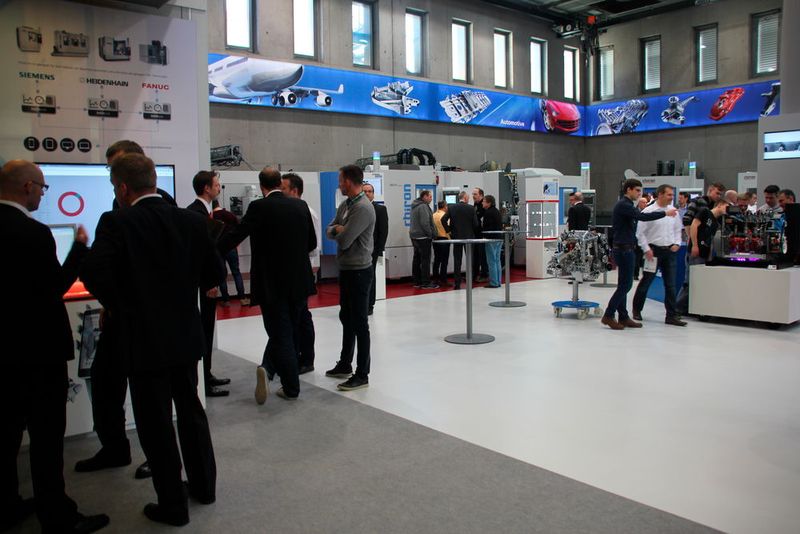 Chiron zeigte auf der Hausmesse Open House vom 9. bis 11. März zahlreiche innovative Technologien und Anwendungen für höchste Präzision und Dynamik. Erstmals präsentierten sich auf der Open House alle Mitglieder der Unternehmensgruppe: neben Chiron auch Stama, Scherer und CMS. (Bild: Sonnenberg)