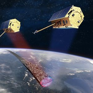 TerraSAR-X (l.) mit seinem Zwilling TAnDEM-X im Erd-Orbit(Astrium)