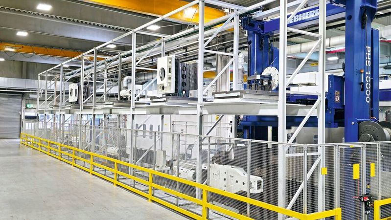 Das lineare Palettenhandhabungssystem PHS 10000 Pro von Lieberherr-Verzahntechnik besteht besteht bei Grob aus einem Schwerlastspeicher, der Palettenspeicherplätze für 16 Werkstücke bietet.(Bild:  Liebherr)