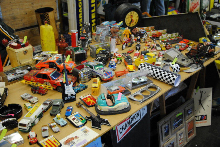 … doch es gibt auf der Techno Classica auch Angebote für den kleinen Geldbeutel. (Foto: Baeuchle)