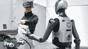 “Find a job that the humanoid can actually do, and understand your processes”—that’s the advice robotics expert Sebastian Prinz gives companies so they can benefit from the technology in the long term. (Source: Fraunhofer IEM / Janosch Gruschczyk)
