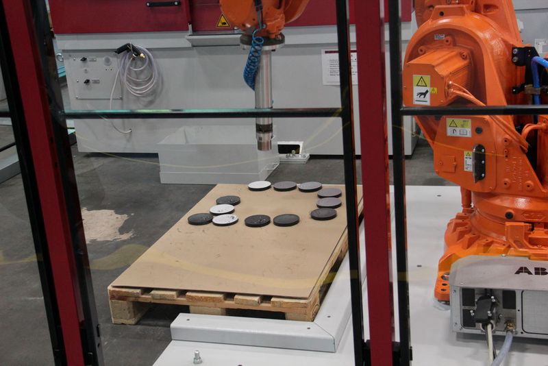 Eine besondere Säge-Roboter-Kombination stand in Kirchardt ebenfalls im Fokus des Geschehens: Der Roboter legt hier frisch auf Länge gebrachte Rohline auf einer Palette ab. (Königsreuther)