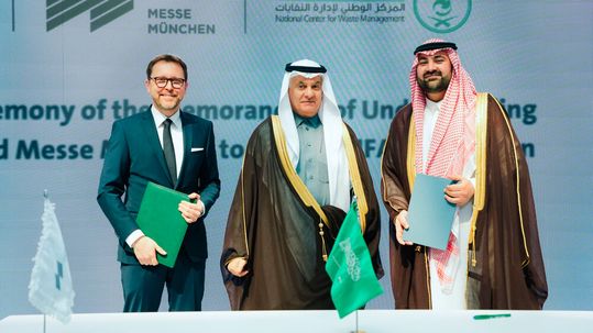 Die Absichtserklärung unterzeichneten Stefan Rummel, Geschäftsführer der Messe München (links) und der CEO von MWAN, Dr. Abdullah Al Sebaei (rechts) im Beisein von Seiner Exzellenz Abdurrahman bin Abdul Mohsen Al-Fadhli, Minister für Wirtschaft, Wasser und Landwirtschaft. (Bild:  Messe München)