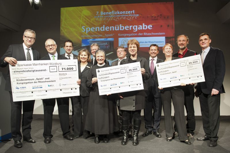 Die Vertreter der Förderprojekte und die Veranstalter freuen sich über die Rekordspende des siebten Benefizkonzertes der Druck- und Medienunternehmen Würzburg. (Bild: Katrin Heyer)