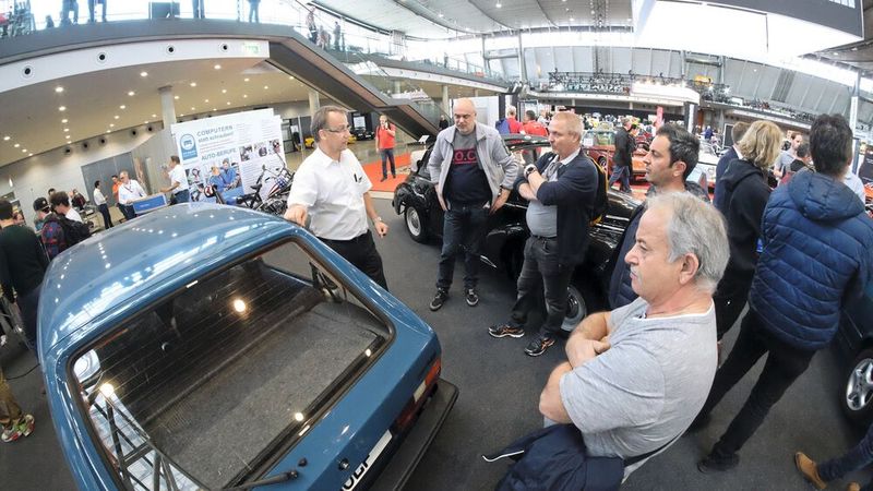 Wie erhält man historische Fahrzeuge? Carsten Bäuker von der Dekra zeigte im Rahmen eines Workshops auf dem Messestand der Kfz-Innung Region Stuttgart, worauf es ankommt. (Bild: Zietz/»kfz-betrieb«)