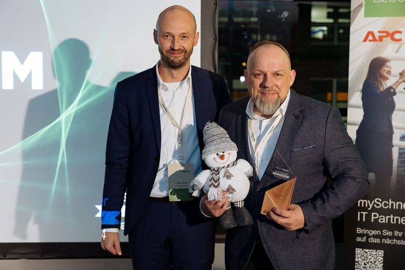 In der Kategorie System Integrator 2024 gewinnt CANCOM: Timo Stein (r.) freut sich über die Auszeichnung. (Bild: Schneider Electric)