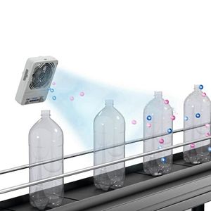 Elimination von statischer Ladung auf PET-Flaschen mit Gebläse-Ionisierer.(Bild: SMC)