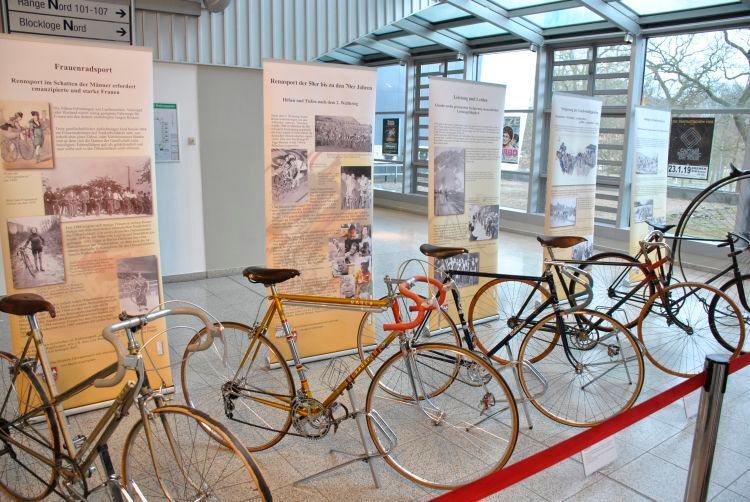 Während andere Oldiemessen ihr Angebot um schwere Fahrzeuge wie Lkws und Busse ergänzen, gab es bei der Bremen Classic Motorshow in diesem Jahr erstmals historische Fahrräder zu sehen. (Dominsky/»kfz-betrieb«)