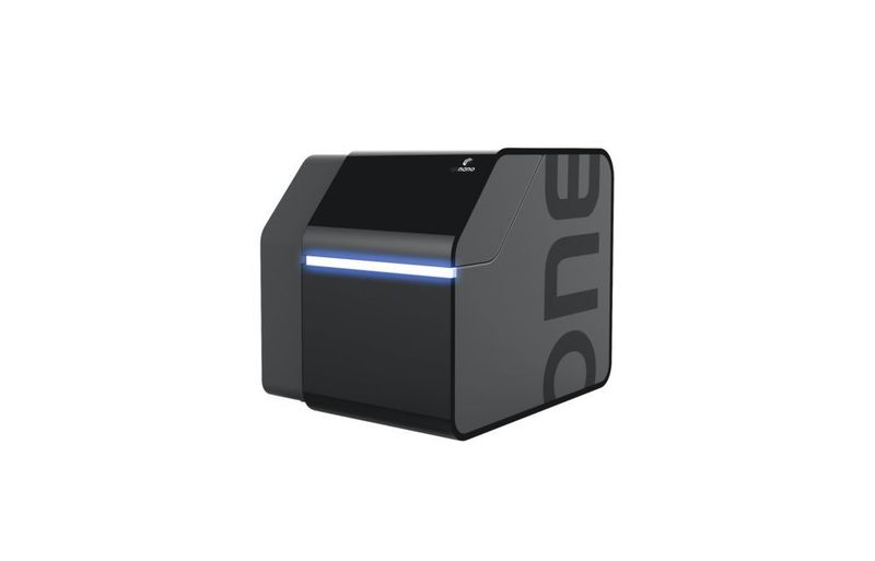 Abb. 3: Der neu entwickelte 3D-Drucker „NanoOne“ kombiniert die Präzision der 2-Photonen-Polymerisation mit einem unübertroffenen Durchsatz.  (Upnano)