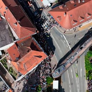 Eigentlich sind es nur 40 Kilometer auf den Straßen zwischen Sinsheim und Speyer, wo U17 im letzten Jahr seine zwischenzeitliche Heimat gefunden hatte. Doch aufgrund der Abmessungen sowie des Gewichts des Transports war der Weg allein über Land bzw. Autobahn nicht möglich. So dauerte es rund vier Wochen, bis der 90 Meter lange und 10 Meter hohe Schwertransport zuerst von Speyer über Mannheim bis nach Haßmersheim auf dem Wasser und von dort aus rund 50 Kilometer auf dem Landweg zurücklegen konnte.(Bild:  Auto - Technik - Museum e.V.)