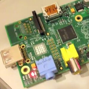 Raspberry Pi Modell A: Blick auf die Anschlüsse von Modell A – USB, Audio, Video und HDMI