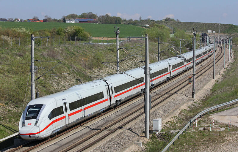 Ende 2017 soll er den Regelbetrieb aufnehmen, hier ist der ICE 4 noch bei einer Testfahrt unterwegs. (Deutsche Bahn AG/Claus Weber)