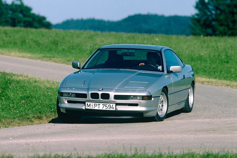 Heute wie damals eine Seltenheit: Das neue BMW 850i Coupé mit 220 kW/300 PS starker V12-Maschine entthronte einst den Mercedes 560 SEC. (Bild: BMW)