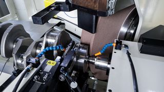 Zema hat mit der Numerika GH 1500 eine Korundschleifmaschine entwickelt, die Flansch und Zapfen an Kurbelwellen einfach und präzise bearbeiten kann. (Junker Group)