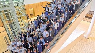 120 Sales-Manager aus Deutschland, Großbritannien, Belgien, Frankreich, Italien und Spanien setzen bei ihren Kundenterminen von nun an die neue Technik Hololinc ein. 2019 sollen dann auch Norwegen und Japan folgen.  (Thyssenkrupp Elevator AG)