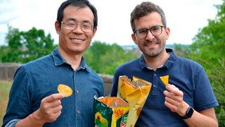 Erst genießen, dann cool bleiben! Von links: Dr. Qimeng Song und Prof. Dr. Markus Retsch von der Universität Bayreuth haben eine Upcycling-Idee für Kartoffelchipstüten, mit der man relativ einfach zu effizienten Kühlfolien kommt, die quasi überall genutzt werden können ... (Bild: D. Benke)